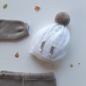 Cappellino latte/tortora bottoncini