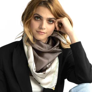 Foulard in Pura Seta cm 70x70 disegno bio fiore color fango Cod 561