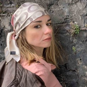 Foulard in Pura Seta cm 70x70 disegno bio anelli color rosa cipria Cod 565