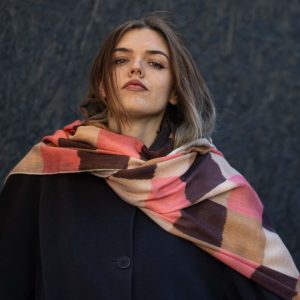 Sciarpa pura Lana stampata disegno quadri sfumati colore Marrone Cod. 871