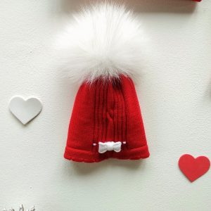Cappellino rosso/latte fiocco pelliccia